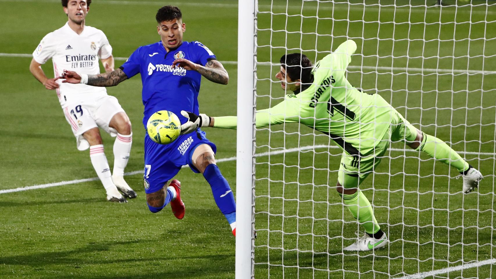 Thibaut Courtois desvía un claro tiro a portería del Getafe