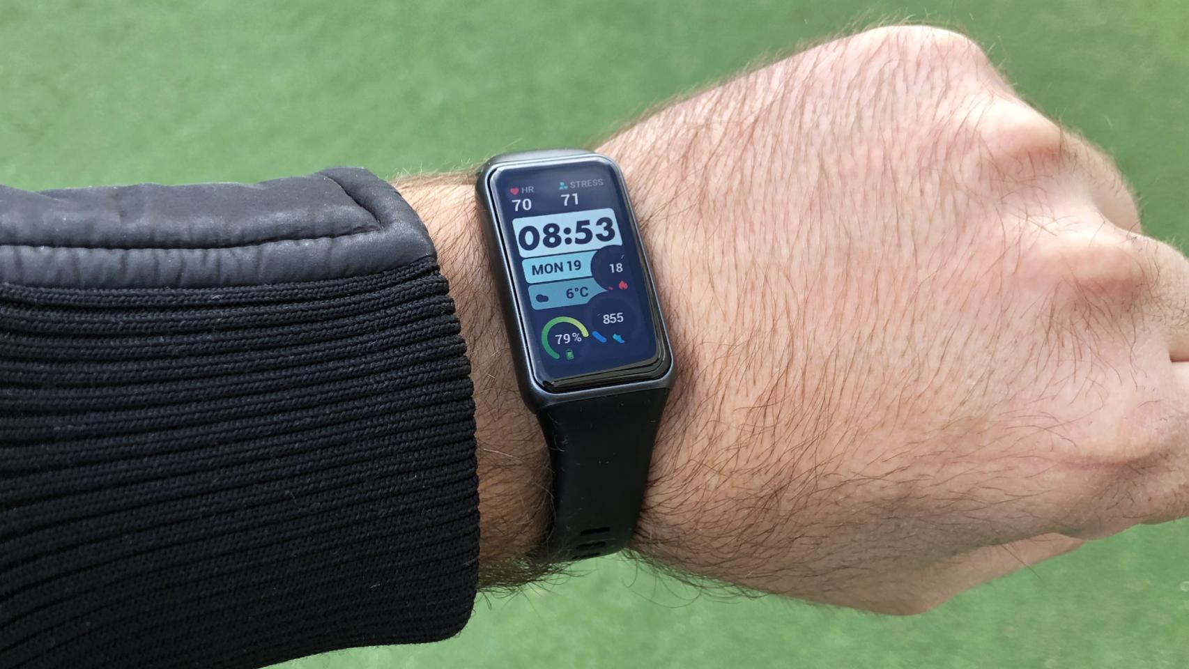 Así es la Huawei Band 6, una pulsera inteligente con una gran pantalla.