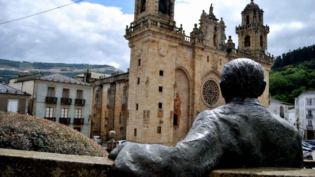 Estatua de Álvaro Cunqueiro con vistas a la Catedral de Mondoñedo