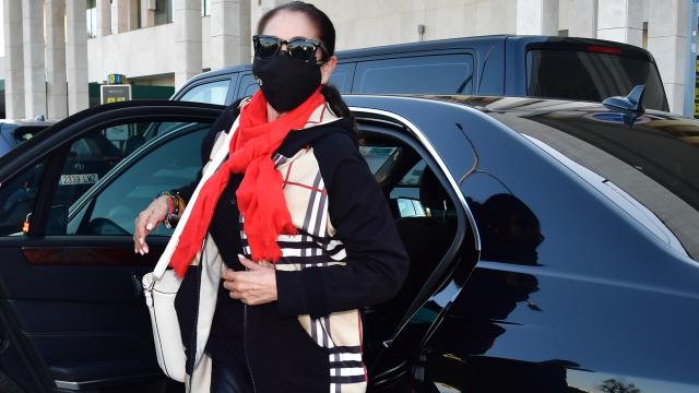 Isabel Pantoja en su reaparición, ocho meses después, en el aeropuerto de Jerez.