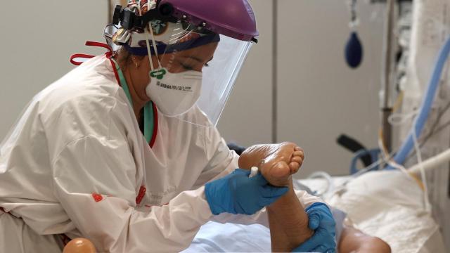 Una enfermera de la UCI del Complejo Hospitalario de Navarra atiende a un paciente. EFE/Jesús Diges