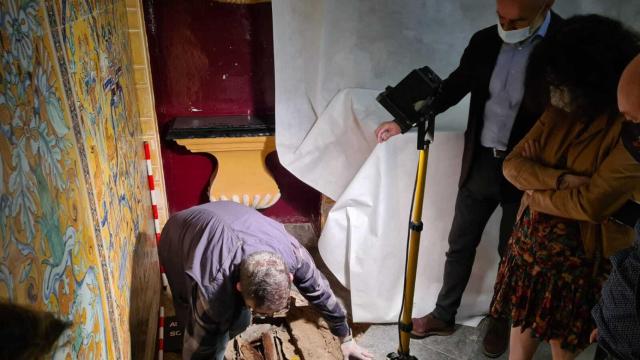 Arqueólogos en el lugar del hallazgo del sarcófago.