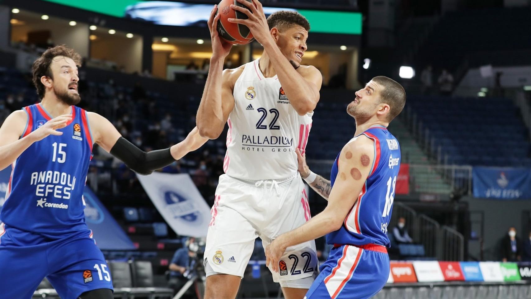 Edy Tavares (Real Madrid) ante Moermann (Anadolu Efes)