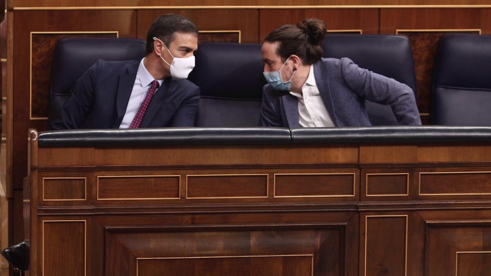 El presidente del Gobierno, Pedro Sánchez, junto a Pablo Iglesias en el Congreso de los Diputados. Efe