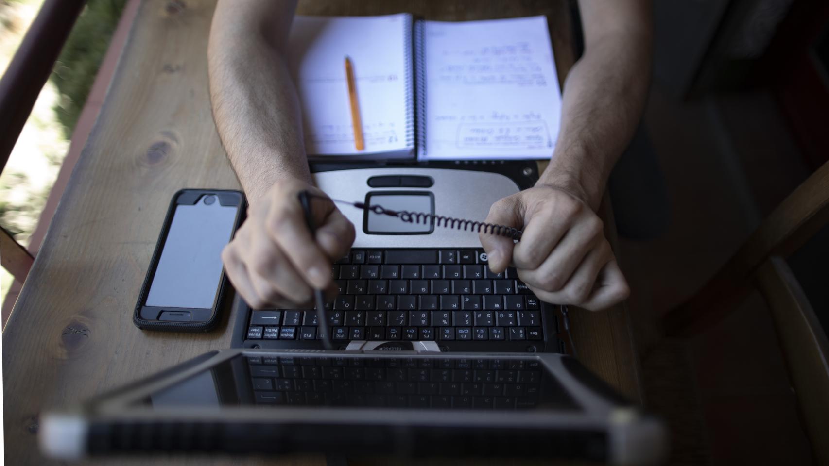 Una persona 'teletrabajando'.