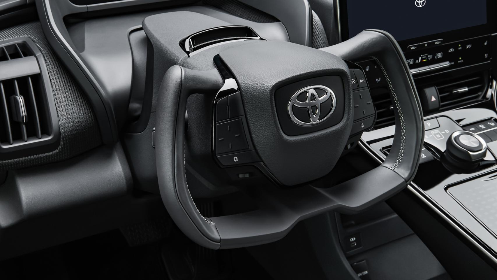 Así será el volante (cortado por la mitad) de tu próximo coche: Toyota, Lexus y Tesla ya lo tienen