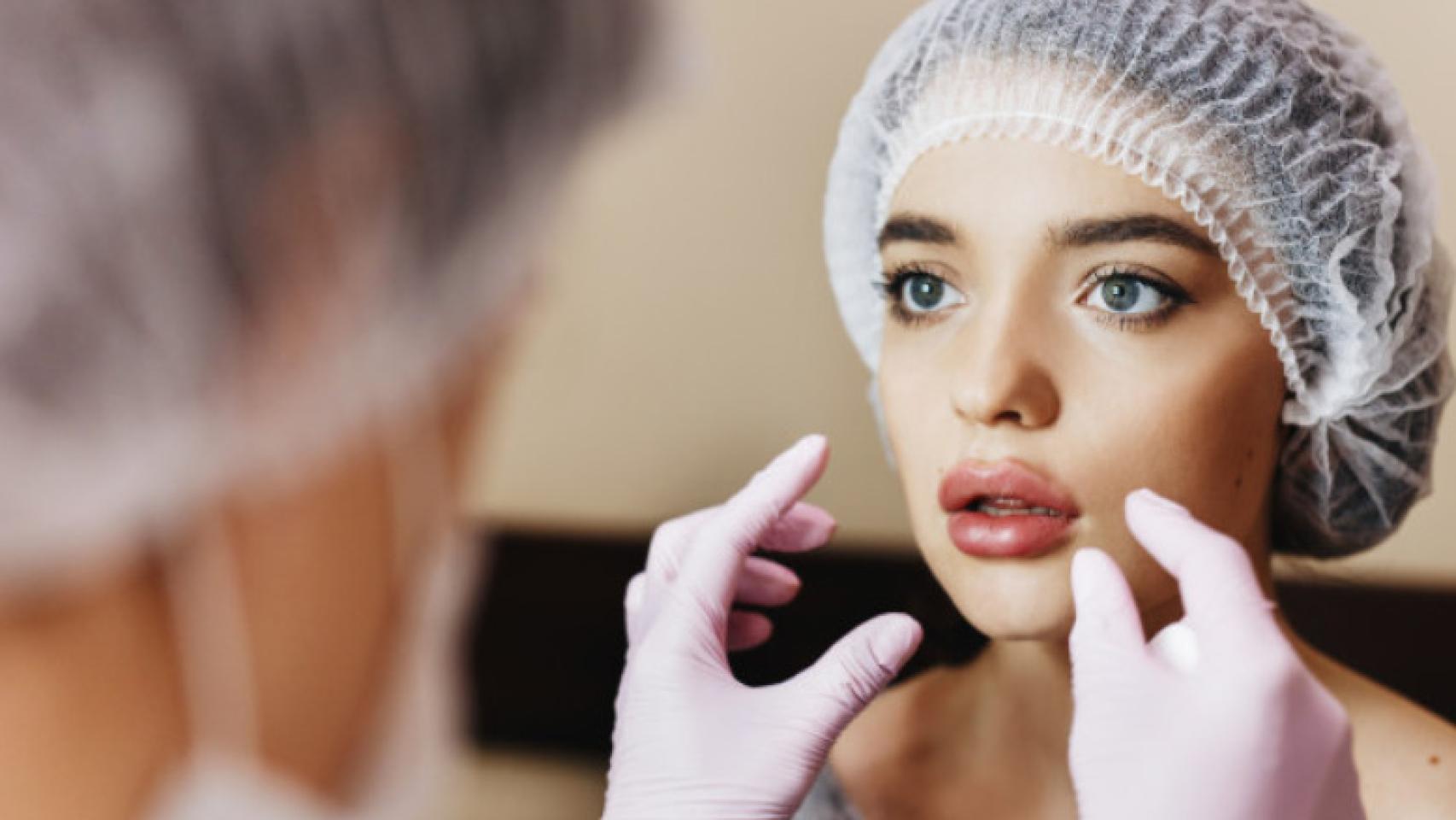 Una mujer antes de someterse a una intervención de aumento de labios.