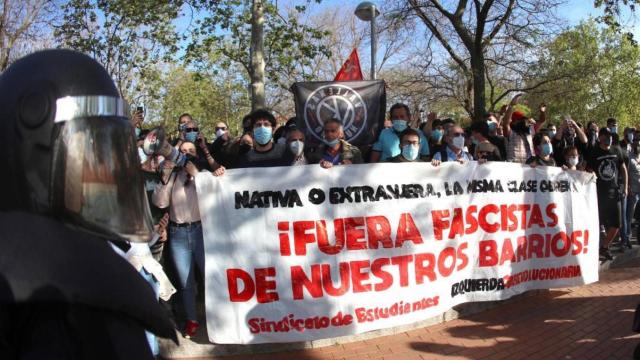 Los manifestantes se concentran en torno al acto de precampaña de Vox en Vallecas.