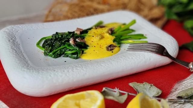 Espinacas con holandesa y sardina