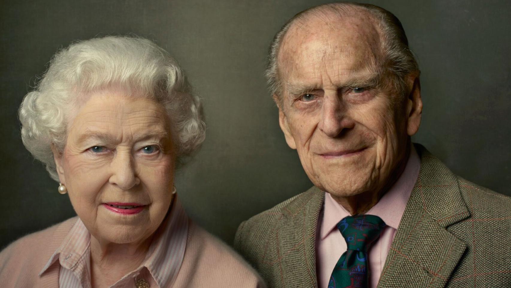 La reina Isabel II junto al duque de Edimburgo en una foto publicada en el Twitter de la casa real inglesa.