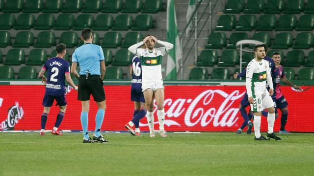 Los jugadores del Elche se lamentan ante el Valladolid