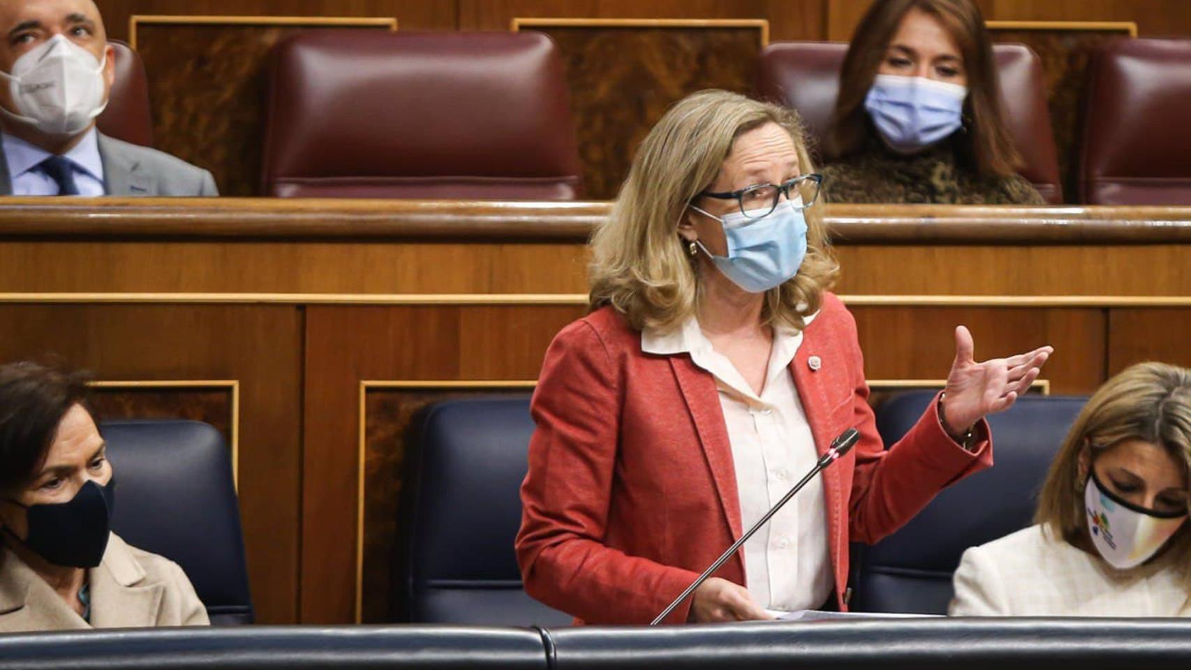 La vicepresidenta segunda del Gobierno, Nadia Calviño, responde a la pregunta del portavoz del Grupo Parlamentario Vox