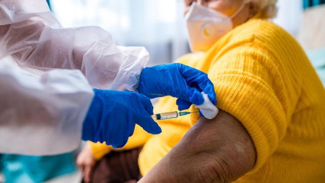 Una mujer mayor recibe una vacuna.