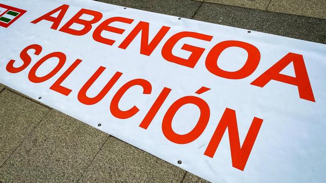 Pancarta de los trabajadores de Abengoa en la protesta de este jueves.