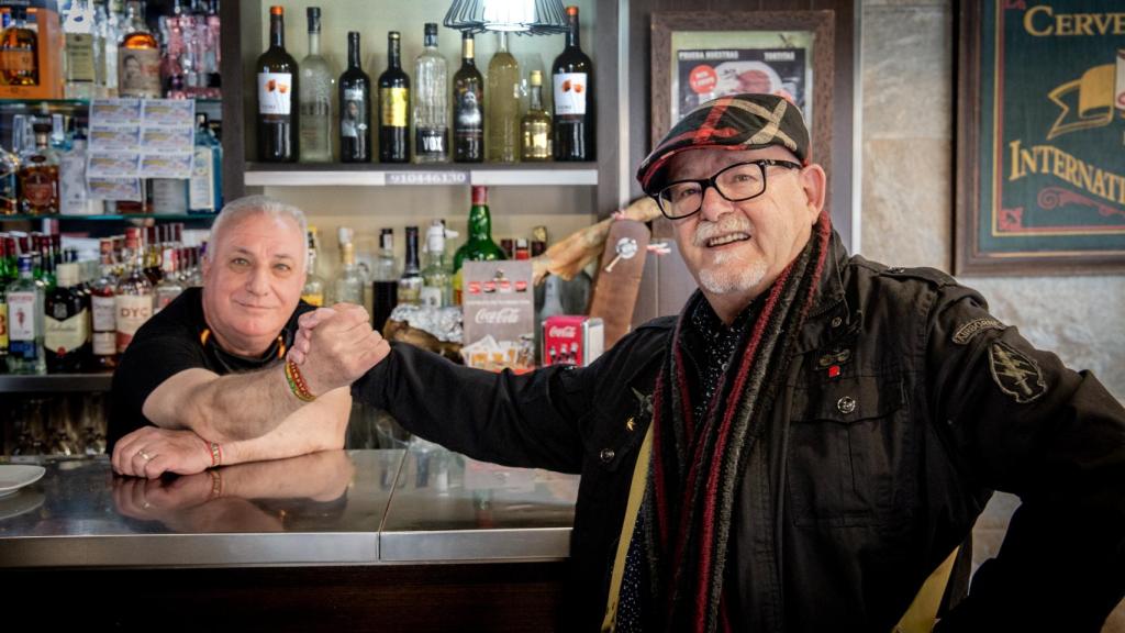 Matías, de VOX, y Manuel, del PSOE, hablan de política a diario y son muy amigos.