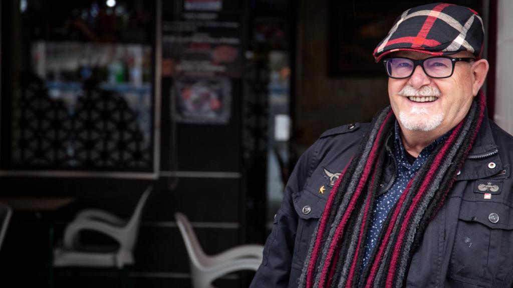 Manuel posa durante la entrevista.