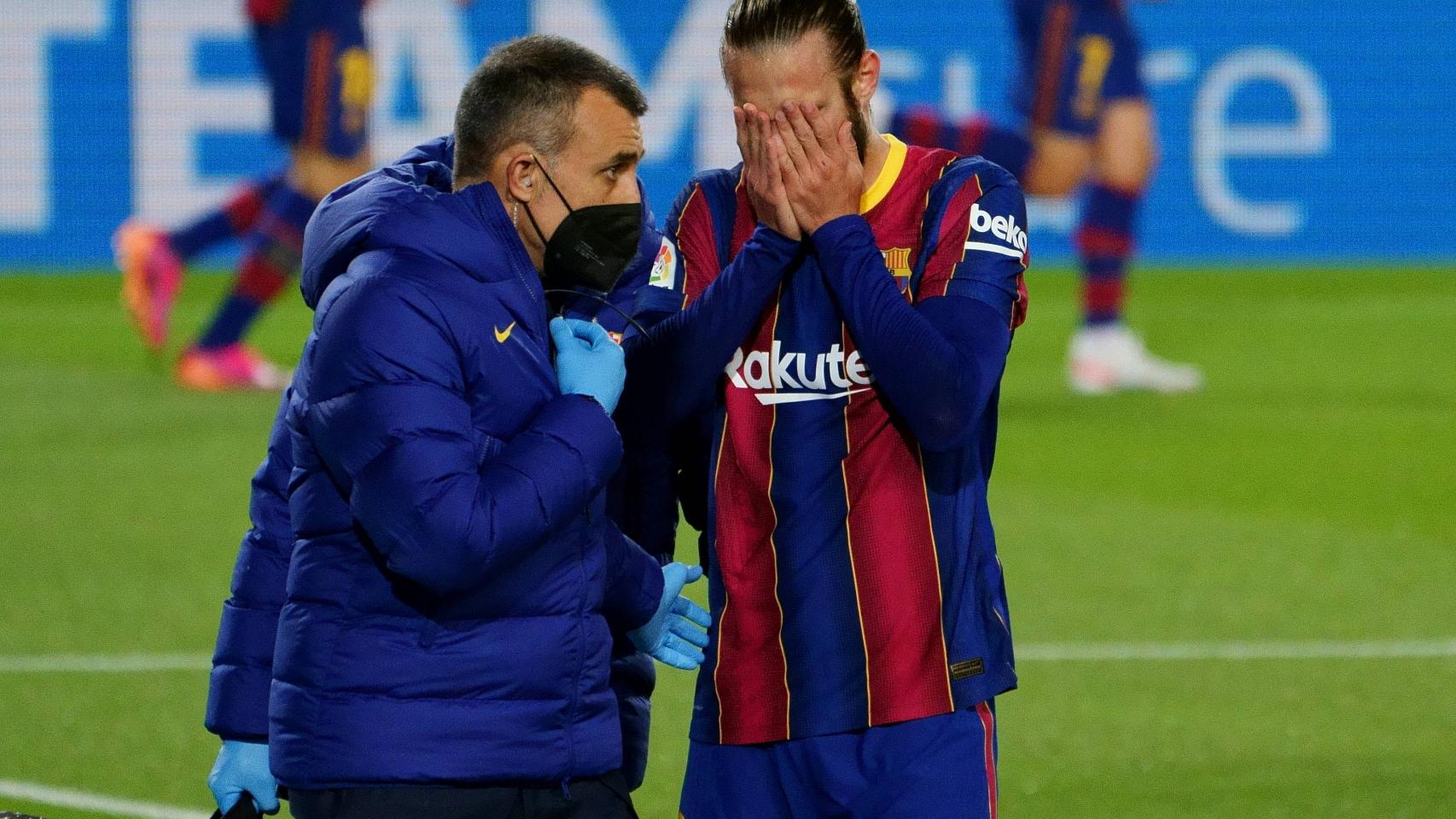 Mingueza (Barça), dolido tras un golpe