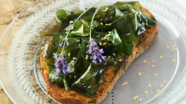 Ensalada de algas en tostada.