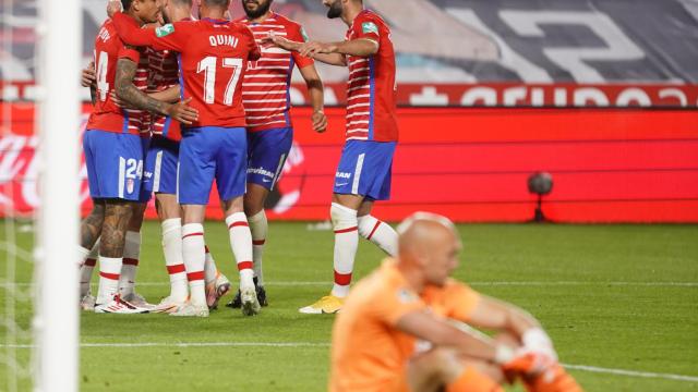 Los jugadores del Granada celebran su gol