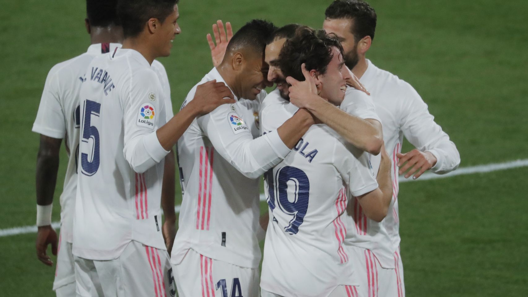 Odriozola celebra con sus compañeros del Real Madrid su gol al Cádiz