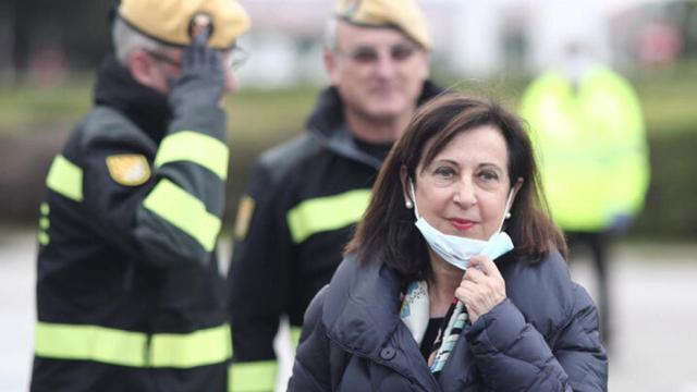 La ministra de Defensa, Margarita Robles, con efectivos de la UME de fondo.