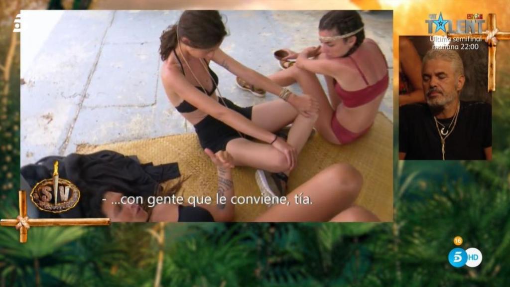 Agustín viendo lo que piensan de él Alexia y Lara.