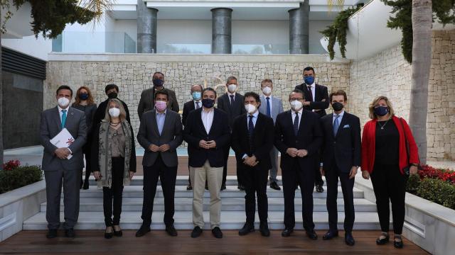 El alcalde de l'Alfàs, Vicente Arques, junto al restos de representantes institucionales.