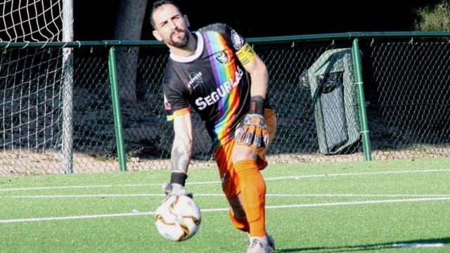 El portero del club, con la camiseta de apoyo LGTBI.