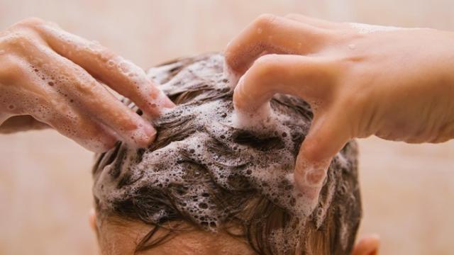 Un joven lavándose el pelo.