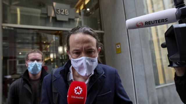 El candidato de Unidas Podemos a presidir la Comunidad de Madrid, Pablo Iglesias, responde a los medios tras abandonar el debate de este viernes en cadena SER.