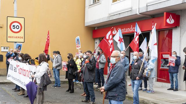 Concentración frente a la sucursal del Banco Santander en Guísamo contra su cierre.