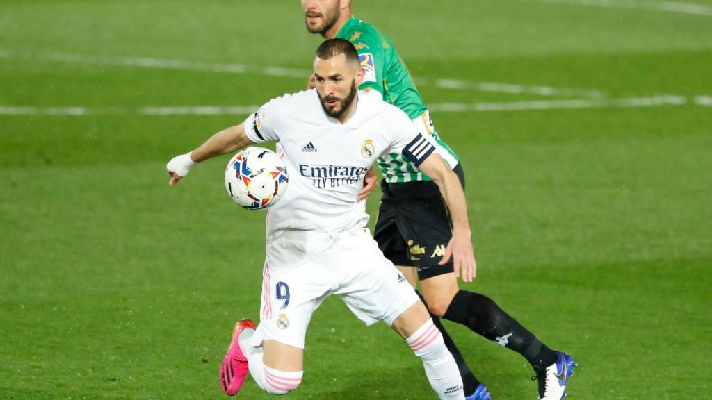 Karim Benzema, presionado por Victor Ruiz