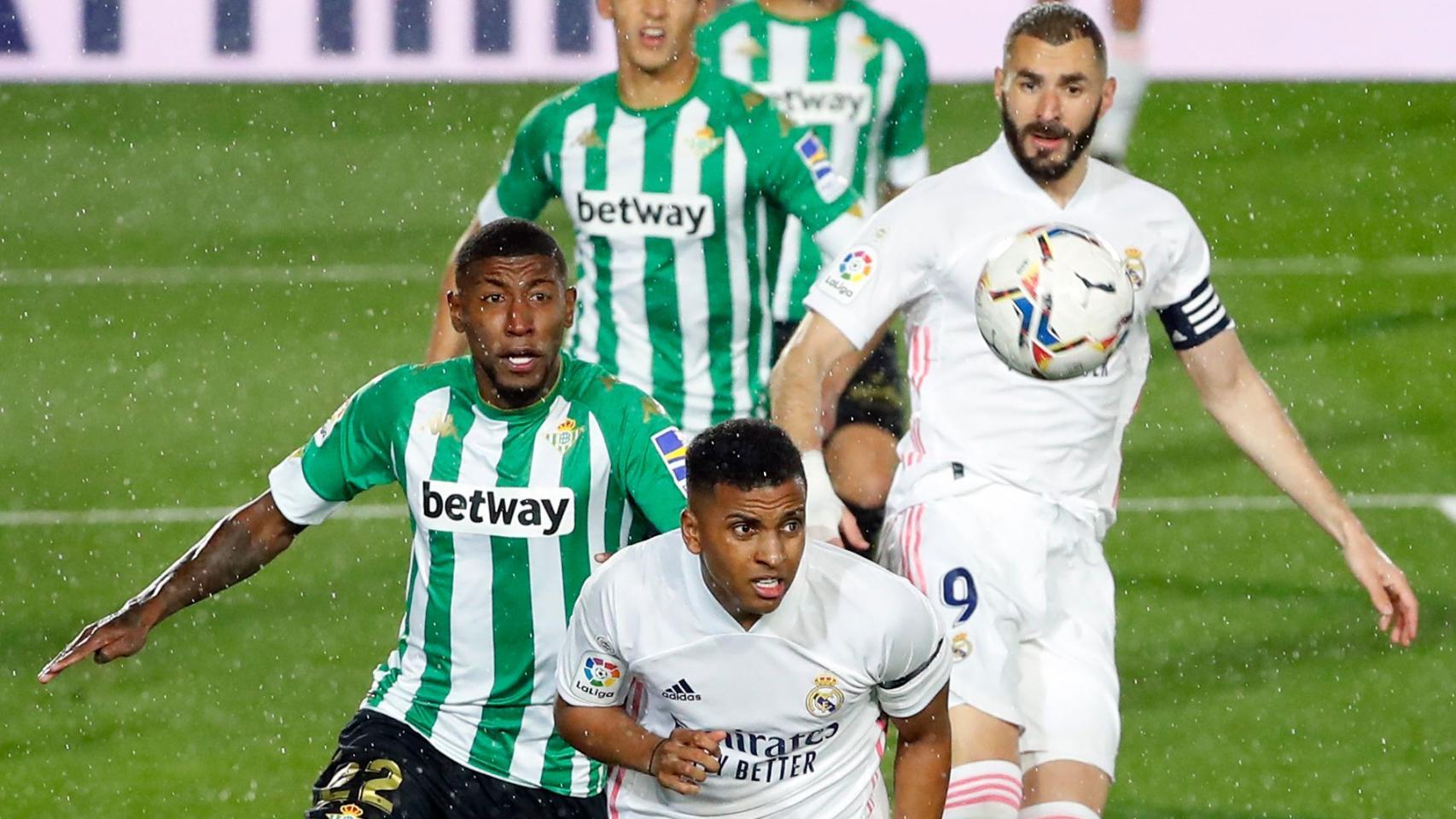 Rodrygo se adelanta a la defensa del Betis para recibir un balón