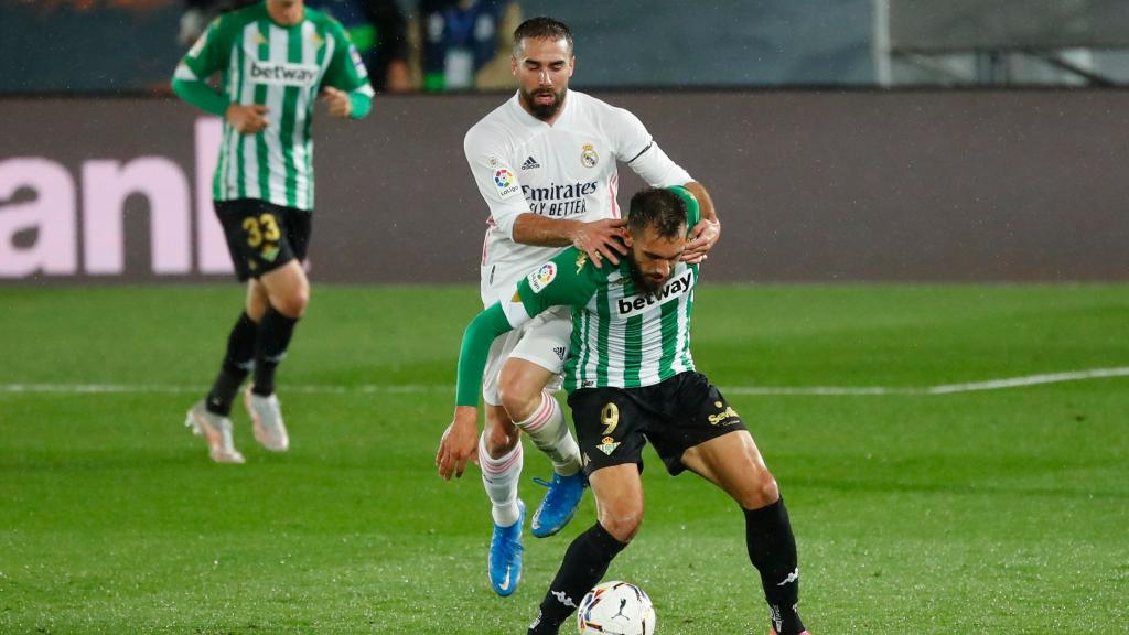 Dani Carvajal disputa un balón con Borja Iglesias
