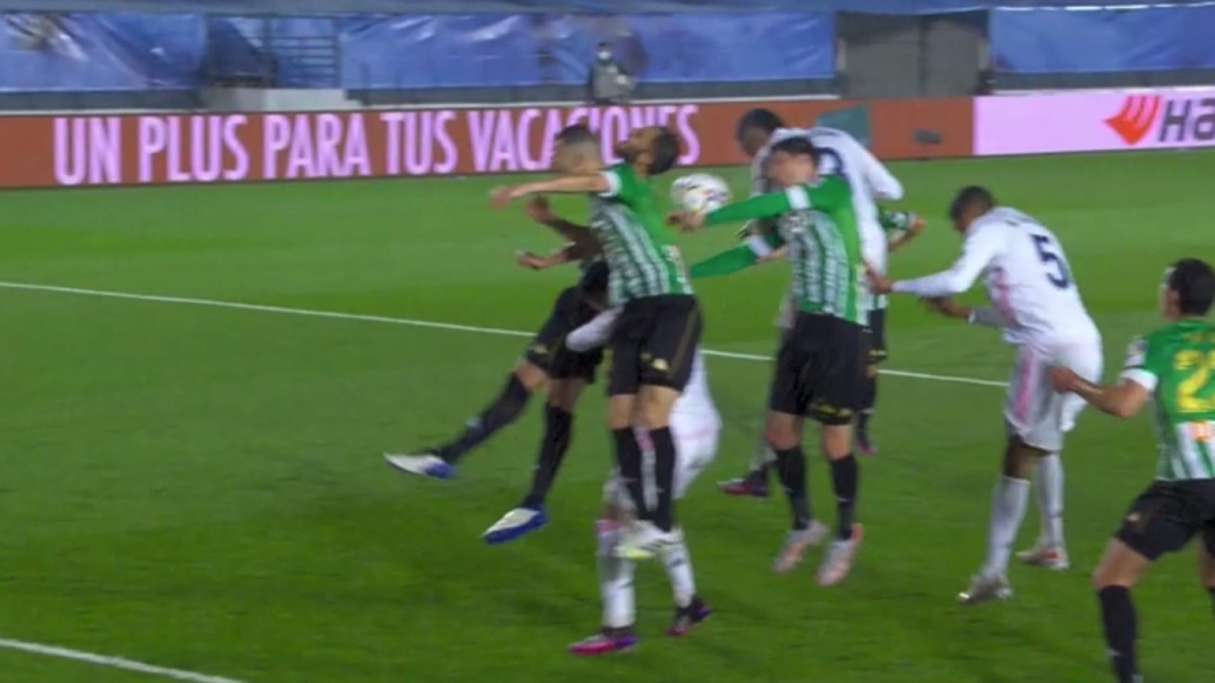 Mano de Juan Miranda no sancionada como penalti por el VAR y Estrada Fernández