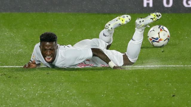 Vinicius cae sobre el césped tras un encontronazo con un jugador del Betis