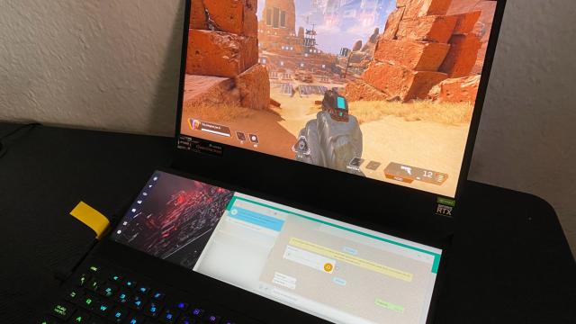 El Asus ROG Zephyrus Duo 15 SE permite jugar y usar WhatsApp al mismo tiempo