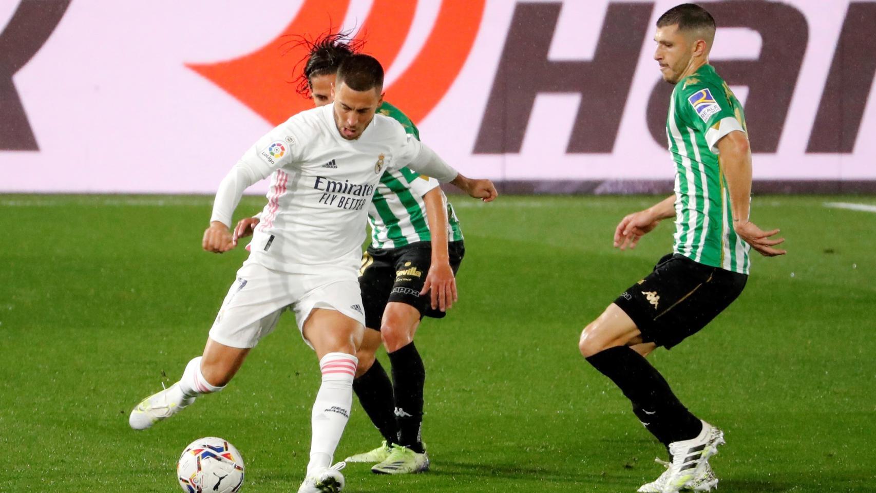 Hazard frente a la defensa del Betis