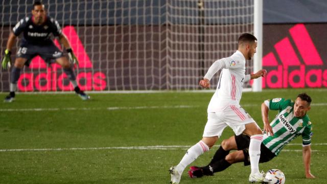 Hazard deja sentado a un defensa del Betis