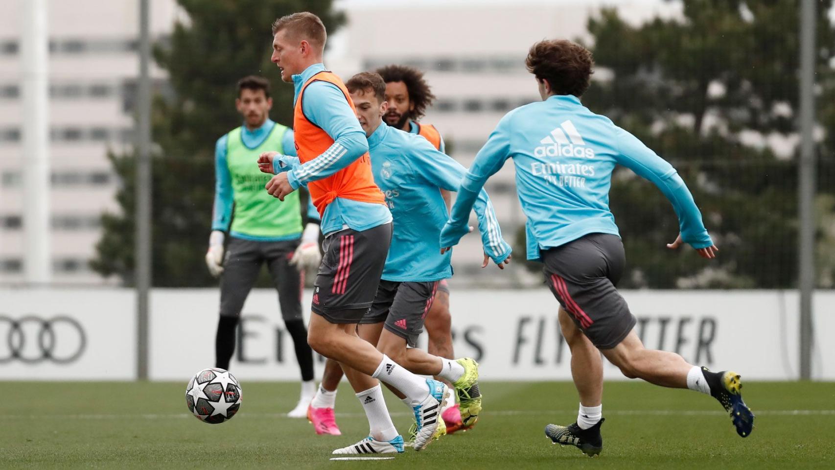 Toni Kroos, Kenneth Soler, Marcelo y Álvaro Odriozola, durante un entrenamiento del Real Madrid