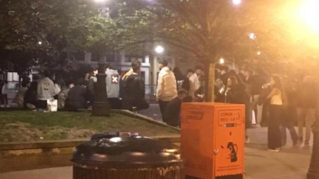 Aglomeración de jóvenes ayer en la plaza de Vigo