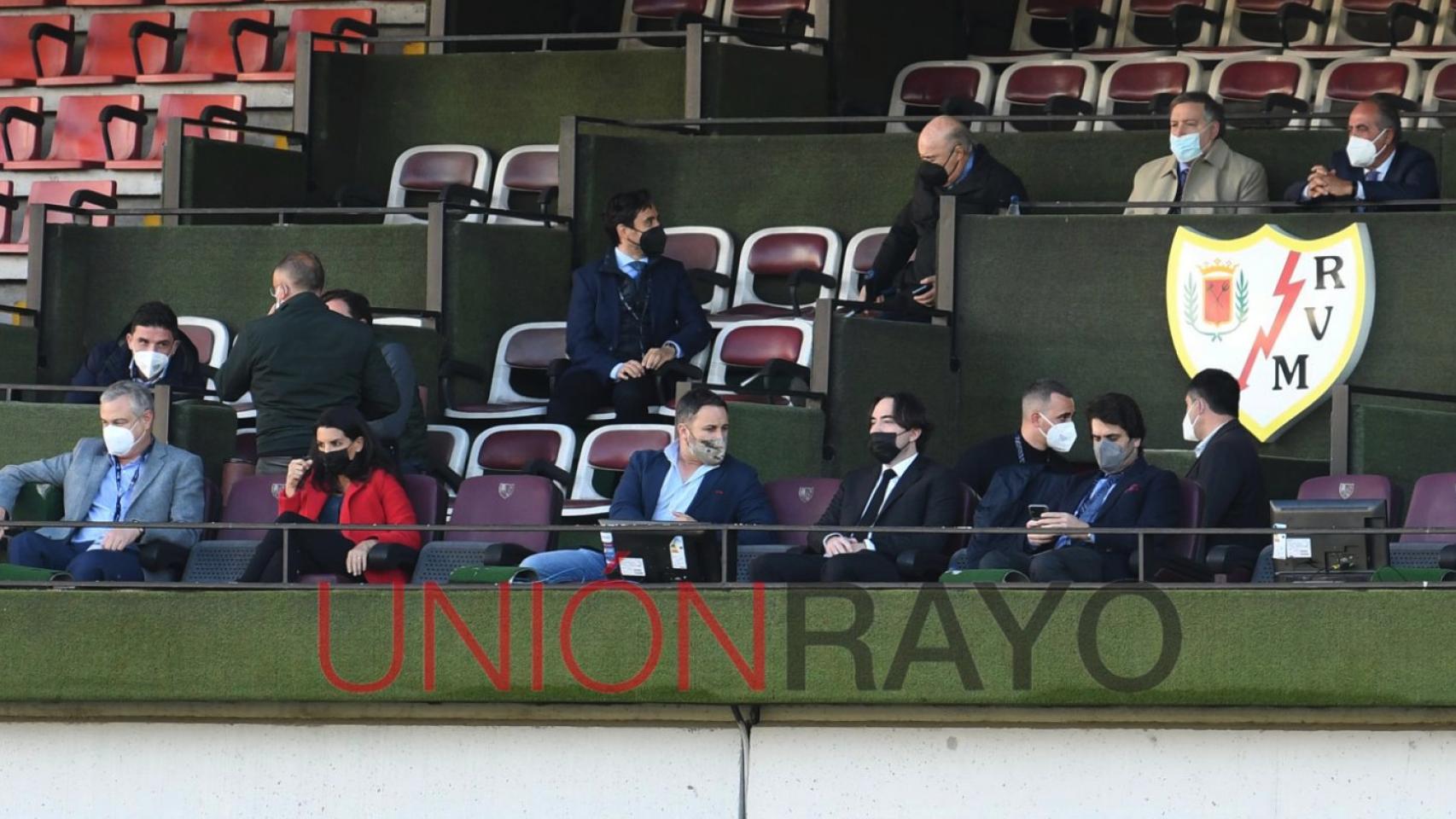 Santiago Abascal y Rocío Monasterio en el palco del Estadio de Vallecas.
