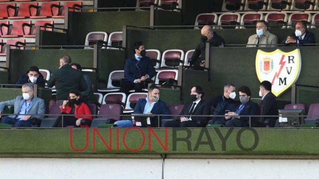 Santiago Abascal y Rocío Monasterio en el palco del Estadio de Vallecas.