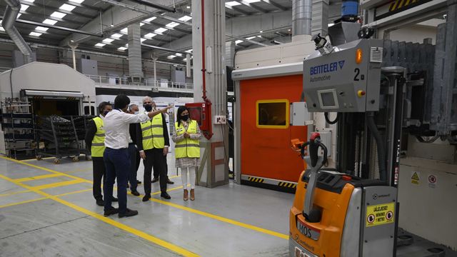Visita del consejero Francisco Conde a la futura fábrica 4.0 de Mos (Pontevedra).
