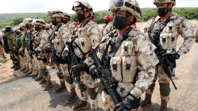Soldados colombianos realizan ejercicios militares en el Cantón Militar de Buenavista, en La Guajira.