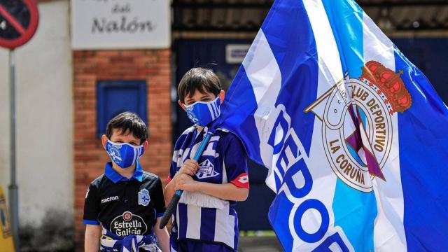 Dos deportivistas en Luanco.