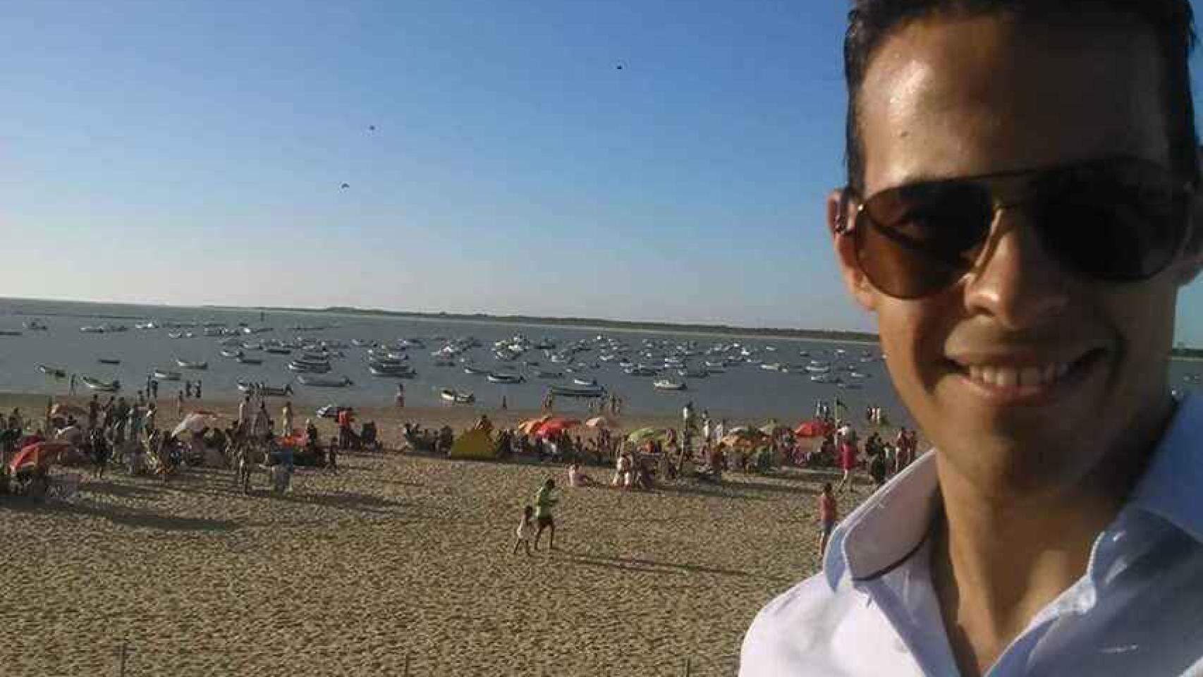 Pilar Dos Santos abraza a su hijo Adrián Vázquez, en Sevilla, en septiembre de 2018.