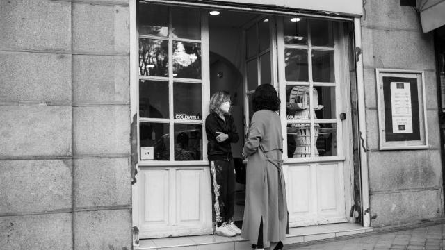 Isabel Díaz Ayuso en una peluquería en Madrid.