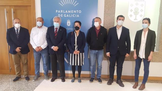 El presidente de la Cámara gallega, Representantes políticos con la familia del coruñés Diego Bello