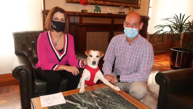La alcaldesa de Teruel, Emma Buj, junto a Pipper y su dueño, Pablo Muñoz.